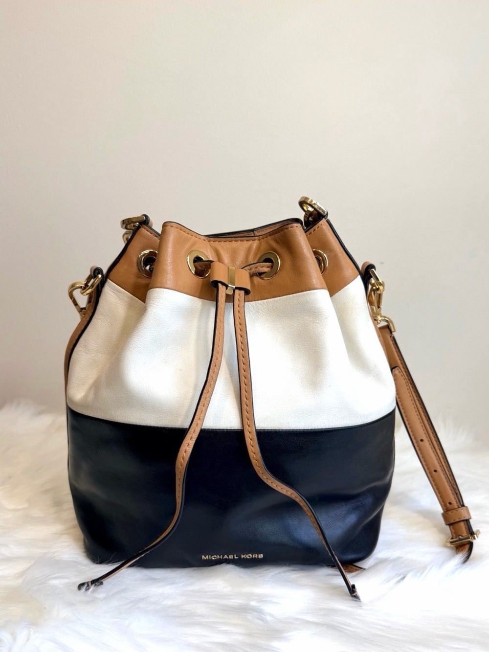 Michael Kors Leather Colorblock Bucket Shoulder/Crossbody Bag Black, White & Tan - Picture 2 of 16